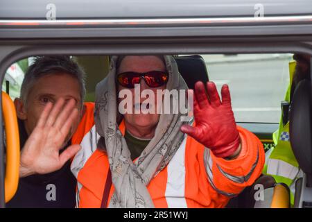 Londres, Angleterre, Royaume-Uni. 31st mai 2023. La police arrête les militants du programme Just Stop Oil sur la place du Parlement et les emporte dans un taxi à un poste de police car l'un d'eux est en fauteuil roulant, alors que le groupe climatique poursuit ses marches lentes exigeant que le gouvernement cesse d'émettre de nouvelles licences de pétrole et de gaz. (Credit image: © Vuk Valcic/ZUMA Press Wire) USAGE ÉDITORIAL SEULEMENT! Non destiné À un usage commercial ! Banque D'Images