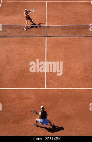 Paris, France. 31st mai 2023. Elise Mertens Belge et Maria Camila Osorio Serrano colombienne photographiées en action lors de leur match de tennis lors de la deuxième manche des singles féminins au tournoi de tennis Roland Garros à Paris, France, mercredi 31 mai 2023. BELGA PHOTO BENOIT DOPPAGNE crédit: Belga News Agency/Alay Live News Banque D'Images