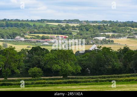 Pilton, Somerset, Royaume-Uni. 31st mai 2023. Météo Royaume-Uni. Vue générale du site du Festival de Glastonbury à la ferme digne de Pilton dans le Somerset lors d'un après-midi chaud et ensoleillé, qui est en cours de lecture pour ce festival de musique de cette année qui se tient du 21st au 25th juin 2023. La clôture de sécurité qui entoure le site a été construite. Crédit photo : Graham Hunt/Alamy Live News Banque D'Images