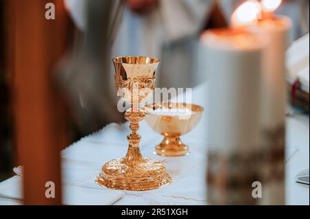 Calice et vaisseau eucharistique pendant la Sainte Messe dans l'Église : capturer le moment sacré Banque D'Images