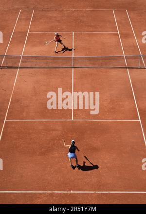 Paris, France. 31st mai 2023. Elise Mertens Belge et Maria Camila Osorio Serrano colombienne photographiées en action lors de leur match de tennis lors de la deuxième manche des singles féminins au tournoi de tennis Roland Garros à Paris, France, mercredi 31 mai 2023. BELGA PHOTO BENOIT DOPPAGNE crédit: Belga News Agency/Alay Live News Banque D'Images