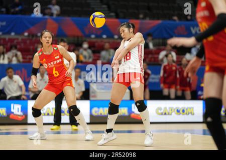 Nagoya, Japon. 31st mai 2023. Wang Mengjie (R) de Chine passe le ballon lors de la Ligue des Nations de volley-ball 2023 entre la Chine et le Brésil à Nagoya, Japon, 31 mai 2023. Credit: Zhang Xiaoyu/Xinhua/Alay Live News Banque D'Images