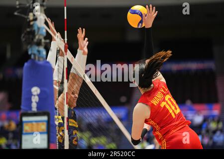 Nagoya, Japon. 31st mai 2023. Wang Yunlu, de Chine, monte la balle lors de la Ligue des Nations de volley-ball 2023 entre la Chine et le Brésil à Nagoya, Japon, 31 mai 2023. Credit: Zhang Xiaoyu/Xinhua/Alay Live News Banque D'Images