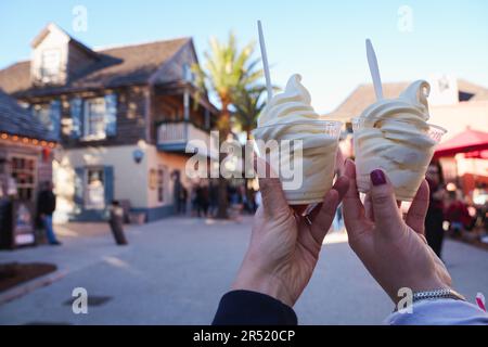 La main tient une tasse de crème glacée à la vanille et à l'ananas, dans le quartier historique de St. Augustine Floride Banque D'Images