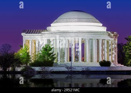 The Thomas Jefferson Memorial - Vue sur le Thomas Jefferson Memorial depuis le bassin de Tidal à Washington DC, au crépuscule du matin Banque D'Images