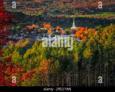 Église de la communauté de Stowe - vue aérienne de l'emblématique chapelle à clocher blanc pendant la saison des feuillages d'automne. Cette image est également disponible en noir Banque D'Images