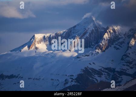 Paysage étonnant de montagnes enneigées massives avec des sommets hauts sous le ciel bleu foncé en hiver dans les Pyrénées aragon Banque D'Images