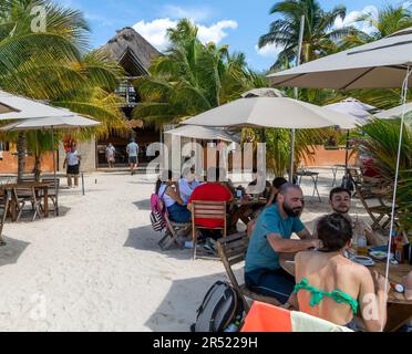 Les gens mangeant à des tables sur la plage, restaurant la Palapa, Celestun, Yucatan, Mexique Banque D'Images