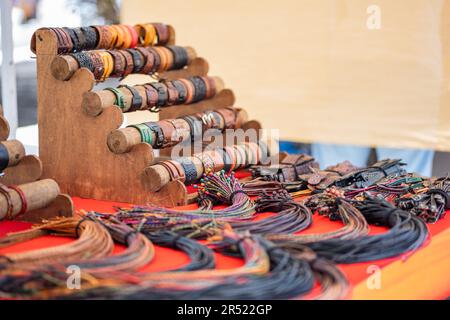 Bracelets et accessoires en cuir multicolores colorés à vendre sur le bazar local à la lumière du jour Banque D'Images