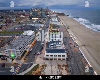 Asbury Park Boardwalk Aerial - vue aérienne sur la Carousel House du parc historique d'Asbury avec la plage et la promenade d'Asbury Park en arrière-plan. Ceci Banque D'Images