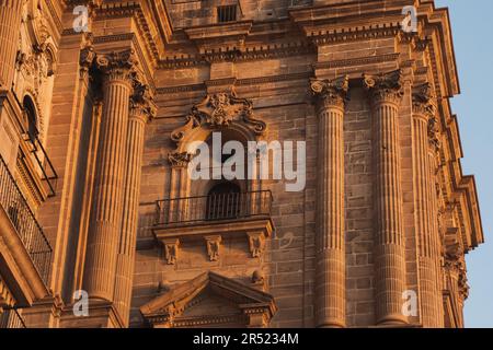 Depuis la façade inférieure de la cathédrale médiévale avec des détails ornementaux et des fenêtres voûtées contre le ciel bleu sans nuages le jour ensoleillé à l'intérieur Banque D'Images