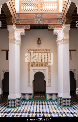 Passage voûté ornemental avec colonnes et éléments décoratifs dans l'ancien bâtiment du Maroc Banque D'Images