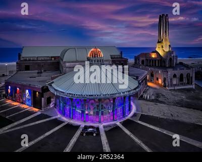 Asbury Park Carousel Aerial NJ - vue sur le Carousel House d'Asbury Park historique illuminé et coloré pendant l'heure bleue du crépuscule. Cette image Banque D'Images