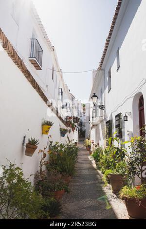 De dessous de beaux bâtiments résidentiels blancs avec des balcons sur les montagnes avec des marches pavées et des rampes avec des plantes en pot placé sur la rue Banque D'Images