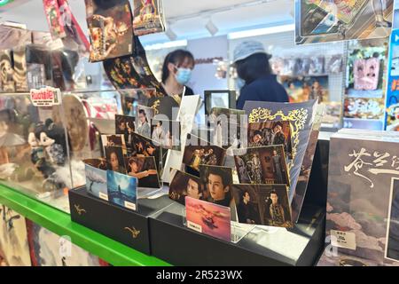 Shanghai, Chine. 31st mai 2023. Les gens regardent une variété de produits sous licence liés à des célébrités, des adresses IP et des émissions de télévision dans le magasin autorisé iQiyi dans un centre commercial à Shanghai, Chine, 31 mai 2023. (Photo par Costfoto/NurPhoto) crédit: NurPhoto SRL/Alay Live News Banque D'Images