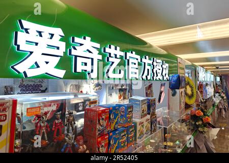 Shanghai, Chine. 31st mai 2023. Les gens regardent une variété de produits sous licence liés à des célébrités, des adresses IP et des émissions de télévision dans le magasin autorisé iQiyi dans un centre commercial à Shanghai, Chine, 31 mai 2023. (Photo par Costfoto/NurPhoto) crédit: NurPhoto SRL/Alay Live News Banque D'Images