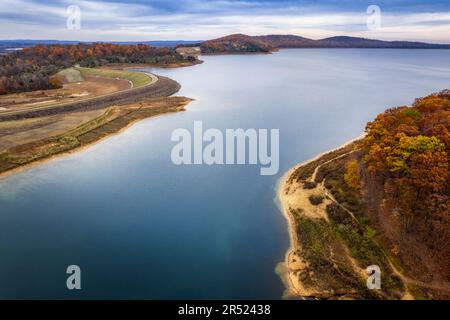 Round Valley Reservoir - vue aérienne sur l'homme fait lac connu pour ses eaux limpides bleues. Cette vue ci-dessus montre le contraste du beaurirful Banque D'Images