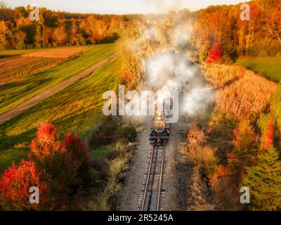 Steamtrain n° 40 - vue aérienne de la Baldwin Locomotive Works train à vapeur n° 40 voyageant pendant l'heure d'or et entouré du col chaud Banque D'Images