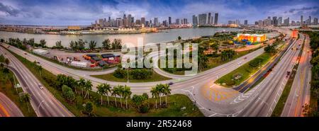 Miami FL Skyline Pano - vue panoramique aérienne sur Miami, en Floride. Outre les nombreuses routes menant à la ligne d'horizon moderne, il est également vu Banque D'Images