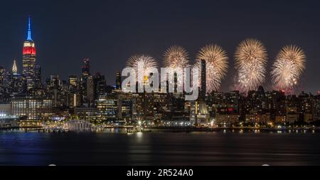 NYC Skyline ESB 4th de juillet - vue sur l'Empire State Building illuminé dans le centre de Manhattan, ville de New York. Le spectaculaire Firewo de Macys Banque D'Images