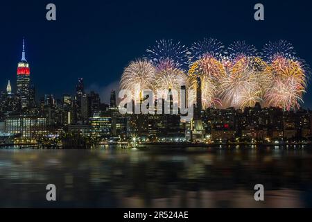 NYC Skyline ESB 4th de juillet - vue sur l'Empire State Building illuminé dans le centre de Manhattan, ville de New York. Le spectaculaire Firewo de Macys Banque D'Images
