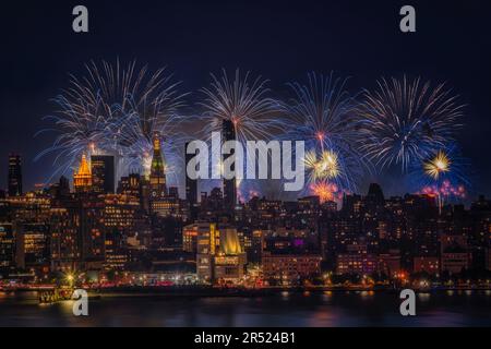 NYC 4th de juillet - vue sur les gratte-ciel de Manhattan, New York. Le spectaculaire spectacle de feux d'artifice Macys sert une toile de fond colorée au bâtiment NY Life Banque D'Images