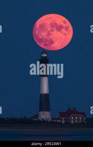 Phare de Fire Island pleine lune - la pleine lune de récolte s'élève derrière le phare de Fire Island. Le phare de Fire Island est le plus haut phare de Lo Banque D'Images