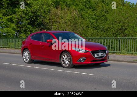 2015 Red Mazda 3 Sport NAV, SKYACTIV-G Start/Stop Red car Hatchback Pétrol 1998 cc traversant le pont autoroutier dans le Grand Manchester, Royaume-Uni Banque D'Images