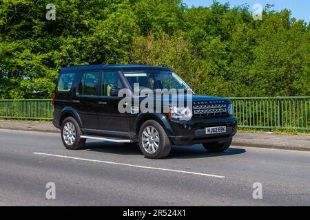 2012 Land Rover Discovery HSE SDV6 Auto, Discovery 255 Black car SUV EURO 5 Diesel 2993 cc traversant le pont d'autoroute dans le Grand Manchester, Royaume-Uni Banque D'Images