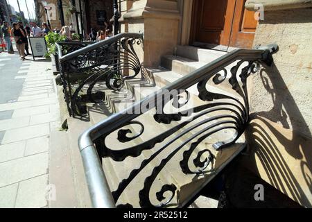 Des chemins de fer Art Nouveau à l'extérieur de Queen's House, un immeuble de bureaux situé sur la rue Wellington, à Leeds. Banque D'Images