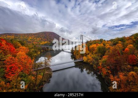 Bear Mountain Fall Fog - admirez le parc national de Bear Mountain Bridge pendant le pic du feuillage d'automne. La passerelle Popoloopen est également vue de ce V supérieur Banque D'Images