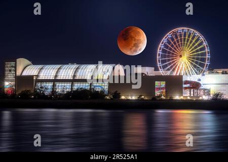 Eclipse lunaire - l'eclipse lunaire de la lune de sang complet de Beaver. On voit également la roue lumineuse Dream Wheel à American Dream Mall à Rutherford, Banque D'Images