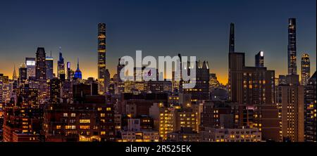 NYC Skyline - vue supérieure du côté est vers le centre ville de Manhattan à New York, NY. Parmi les nombreux gratte-ciels vus, le CH illuminé Banque D'Images