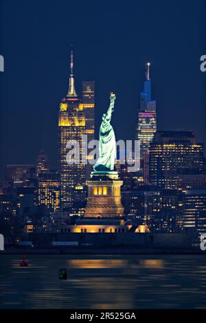 NYC Skyline Icons - Découvrez quelques-unes des structures emblématiques classiques de New York. On voit dans cette image un Vanderbilt, une rangée de milliardaires et la statue Banque D'Images