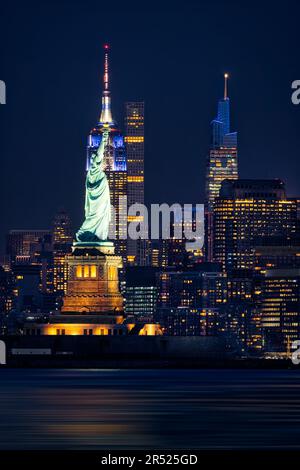 Icônes classiques de New York - Découvrez quelques-unes des structures emblématiques classiques de New York. On voit dans cette image un Vanderbilt, une rangée de milliardaires et la statue Banque D'Images