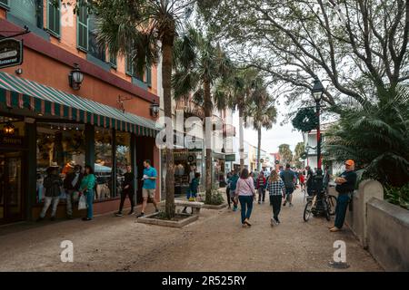 St. Augustine, Floride - 31 décembre 2022: Rue St George magasins et restaurants dans le centre-ville historique célèbre de la ville espagnole, avec des gens et Banque D'Images