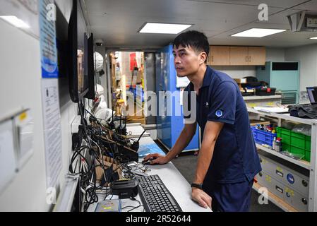 (230531) -- HAIKOU, 31 mai 2023 (Xinhua) -- Un hydrronaut travaille sur les données archéologiques recueillies sous l'eau au navire de recherche scientifique Tansuo-1 dans la mer de Chine du Sud, 25 mai 2023. Une ancre de fer et une boîte ont été découvertes près de l'une des deux anciennes épaves de la mer de Chine du Sud où une enquête archéologique chinoise est en cours. Approuvée par l'Administration nationale du patrimoine culturel, une équipe archéologique en haute mer procède à la première étape des enquêtes sur le site des naufrages n° 1 et n° 2, près du versant continental nord-ouest de la mer de Chine méridionale. Le Banque D'Images