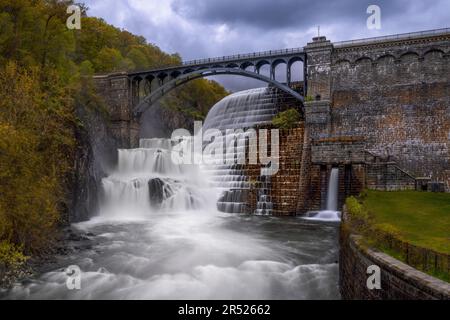 New Croton Dam - Croton Dam est un barrage situé sur la rivière Croton à New York, aux États-Unis. Il empiète sur le réservoir Croton, qui couvre 1 000 acres (400 Banque D'Images