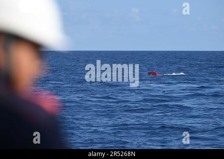 (230531) -- HAIKOU, 31 mai 2023 (Xinhua) -- le submersible à équipage Shenhai Yongshi (guerrier des profondeurs de la mer) se prépare à se submerger dans la mer avant de mener des recherches sous-marines en mer de Chine du Sud, au 27 mai 2023. Une ancre de fer et une boîte ont été découvertes près de l'une des deux anciennes épaves de la mer de Chine du Sud où une enquête archéologique chinoise est en cours. Approuvée par l'Administration nationale du patrimoine culturel, une équipe archéologique en haute mer procède à la première étape des enquêtes sur le site des naufrages n° 1 et n° 2 près du versant continental nord-ouest Banque D'Images