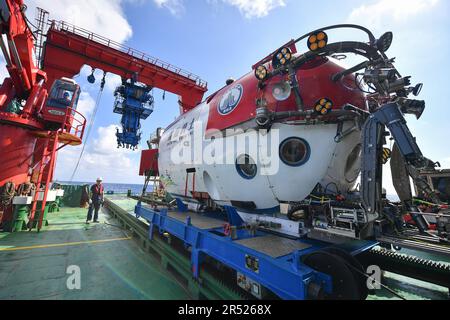 (230531) -- HAIKOU, 31 mai 2023 (Xinhua) -- cette photo prise sur 26 mai 2023 montre le submersible à équipage Shenhai Yongshi (guerrier des profondeurs de la mer), utilisé pour la collecte de données archéologiques sous-marines, à bord du navire de recherche scientifique Tansuo-1 en mer de Chine méridionale. Une ancre de fer et une boîte ont été découvertes près de l'une des deux anciennes épaves de la mer de Chine du Sud où une enquête archéologique chinoise est en cours. Approuvée par l'Administration nationale du patrimoine culturel, une équipe archéologique en haute mer procède à la première étape des enquêtes sur le site de l'an no 1 Banque D'Images