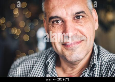Gros plan portrait d'un homme blanc d'âge moyen du Caucase souriant et regardant directement l'appareil photo Banque D'Images