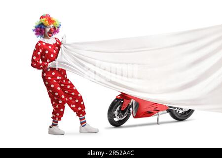 Clown tirant un gros tissu blanc devant une moto rouge isolée sur fond blanc Banque D'Images