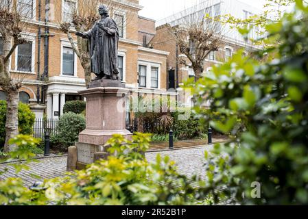 Statue du John Wesley devant la maison du John Wesley et le musée du méthodisme de Londres. Banque D'Images