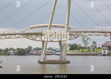 La ville colorée de Kuching, dans la province de Sarawak en Malaisie, sur l'île de Bornéo, est connue pour son architecture unique Banque D'Images