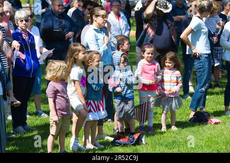 Événement du Memorial Day. Dennis, Massachusetts, (Cape Cod) , États-Unis. Les enfants regardent l'événement Banque D'Images