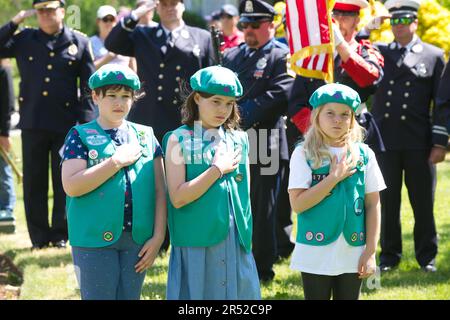 Événement du Memorial Day. Dennis, Massachusetts, (Cape Cod) , États-Unis. Les scouts de filles à la lecture de l'hymne national Banque D'Images