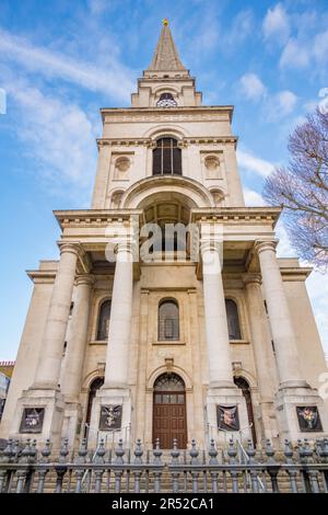 Regarder vers le haut la flèche et le devant de Christ Church Spitalfields Banque D'Images