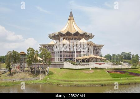 La ville colorée de Kuching, dans la province de Sarawak en Malaisie, sur l'île de Bornéo, est connue pour son architecture unique Banque D'Images