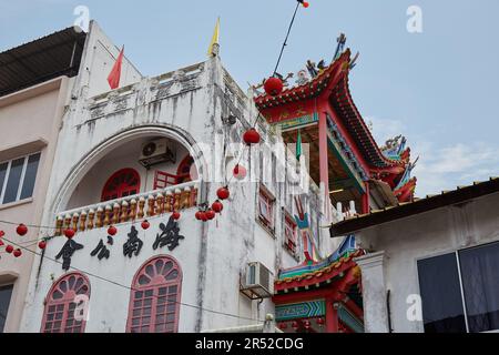 La ville colorée de Kuching, dans la province de Sarawak en Malaisie, sur l'île de Bornéo, est connue pour son architecture unique Banque D'Images