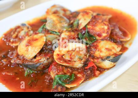 incorporer la carapace frite, la salade de coquillages ou la carapace épicée dans le curry rouge Banque D'Images